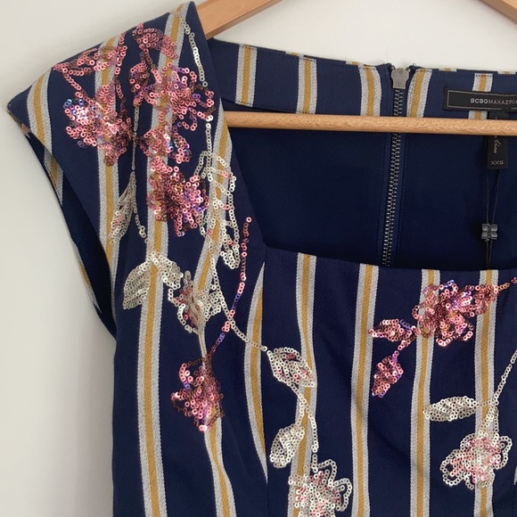 NWT BCBGMaxAzria Embellished Crop Top Floral - Picture 3 of 8